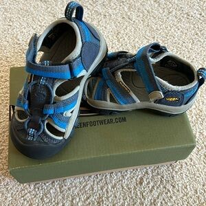 Kids size 9 Keen sandals, like new